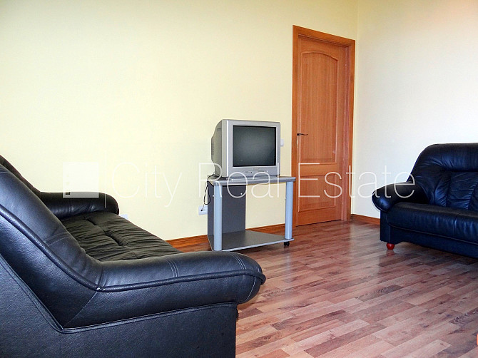 Pagalma māja, slēgts pagalms, ieeja no pagalma, logi vērsti uz pagalma pusi, studio tipa, Rīga - foto 2
