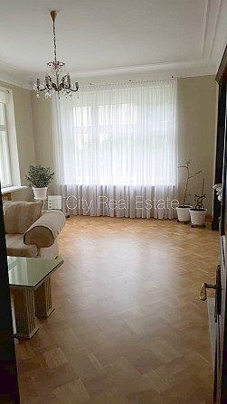 Renovēta māja, labiekārtots apzaļumots pagalms, iežogota teritorija, iežogota teritorija ar Rīga - foto 7