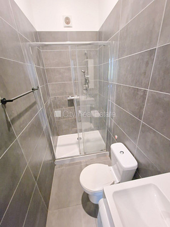 Pagalma ēka, renovēta māja, slēgts pagalms, ieeja no pagalma, kāpņu telpa pēc kapitālā Rīga - foto 18