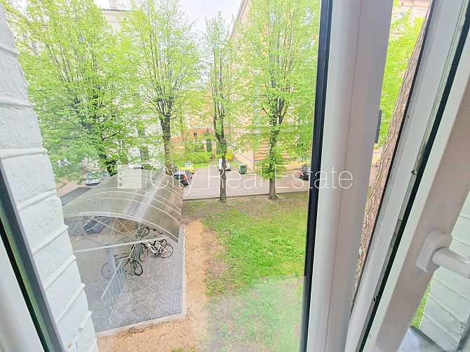 Pagalma ēka, renovēta māja, slēgts pagalms, ieeja no pagalma, kāpņu telpa pēc kapitālā Rīga - foto 12