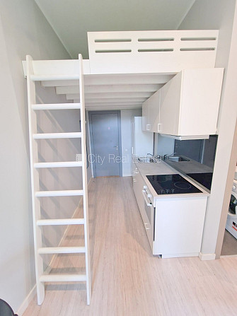 Pagalma ēka, renovēta māja, slēgts pagalms, ieeja no pagalma, kāpņu telpa pēc kapitālā Rīga - foto 14