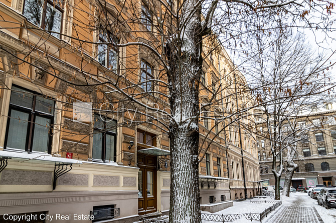 Fasādes māja, fasāde ar dekoratīvo apmetumu, vieta vairākām automašīnām, ieeja no ielas un Rīga - foto 19