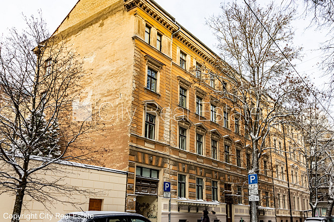Fasādes māja, fasāde ar dekoratīvo apmetumu, vieta vairākām automašīnām, ieeja no ielas un Rīga - foto 17