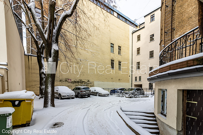 Fasādes māja, fasāde ar dekoratīvo apmetumu, vieta vairākām automašīnām, ieeja no ielas un Rīga - foto 15