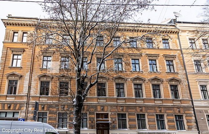 Fasādes māja, fasāde ar dekoratīvo apmetumu, vieta vairākām automašīnām, ieeja no ielas un Rīga - foto 18