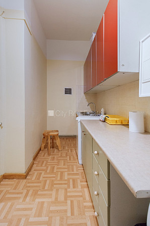 Pagalma māja, renovēta māja, labiekārtots apzaļumots pagalms, slēgts pagalms, iežogota Rīga - foto 13