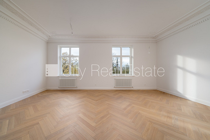 Fasādes māja, renovēta māja, labiekārtots apzaļumots pagalms, ieeja no ielas, luksuss Rīga - foto 2