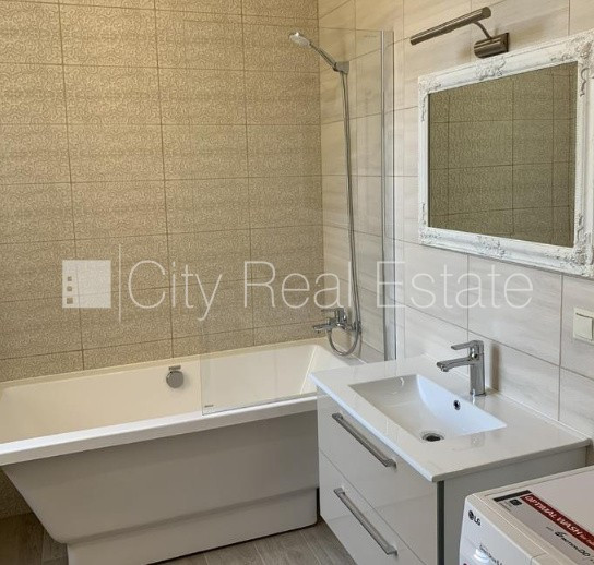 Fasādes māja, renovēta māja, ir lifts, kāpņu telpa pēc kapitālā remonta, guļamistabu Rīga - foto 11