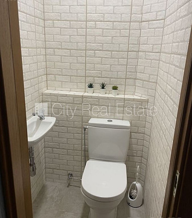 Fasādes māja, renovēta māja, ir lifts, kāpņu telpa pēc kapitālā remonta, guļamistabu Rīga - foto 14