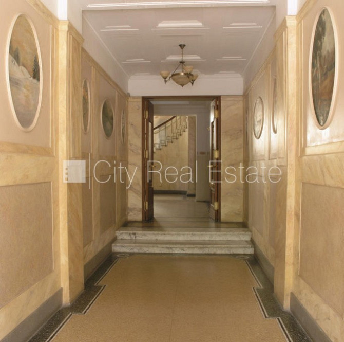Fasādes māja, renovēta māja, ir lifts, kāpņu telpa pēc kapitālā remonta, guļamistabu Rīga - foto 16