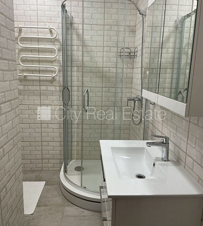 Fasādes māja, renovēta māja, ir lifts, kāpņu telpa pēc kapitālā remonta, guļamistabu Rīga - foto 12