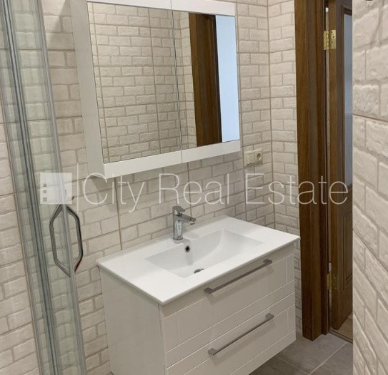 Fasādes māja, renovēta māja, ir lifts, kāpņu telpa pēc kapitālā remonta, guļamistabu Rīga - foto 13