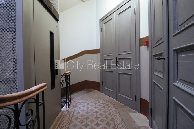 Fasādes māja, renovēta māja, ieeja no ielas, ir lifts, kāpņu telpa pēc kapitālā remonta, Rīga - foto 11