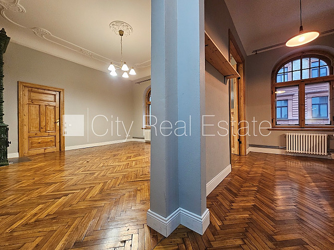 Fasādes māja, renovēta māja, ieeja no ielas, ir lifts, kāpņu telpa pēc kapitālā remonta, Rīga - foto 1