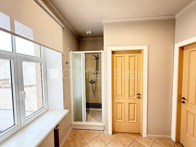 Fasādes māja, renovēta māja, ieeja no ielas, luksuss apartamenti , ir lifts, kāpņu telpa pēc Rīga - foto 13