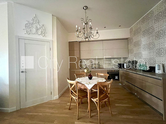 Fasādes māja, ieeja no ielas, kāpņu telpa pēc kapitālā remonta, logi vērsti uz ielas pusi, Rīga - foto 10