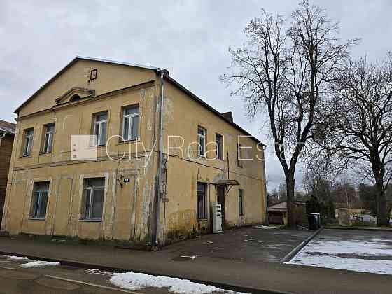 Продается жилой дом в центре Яунелгавы, состоит из 7 квартир. Отличный объект, где Jaunjelgava