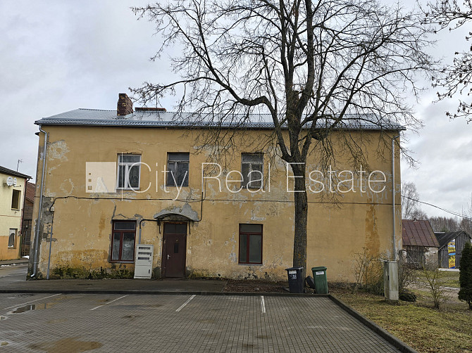 Tiek pārdots namīpašums Jaunjelgavas pilsētas centrā, kas sastāv no 7 dzīvokļiem. Lielisks Jaunjelgava - foto 1