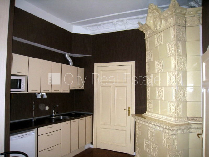 Fasādes māja, renovēta māja, ieeja no ielas, ir lifts, kāpņu telpa pēc kosmētiskā remonta, Rīga - foto 1