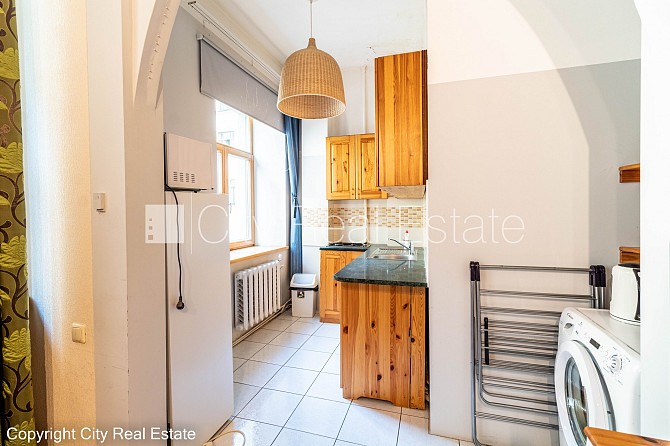 Fasādes māja, renovēta māja, vieta automašīnai, ieeja no pagalma, kāpņu telpa pēc Rīga - foto 7