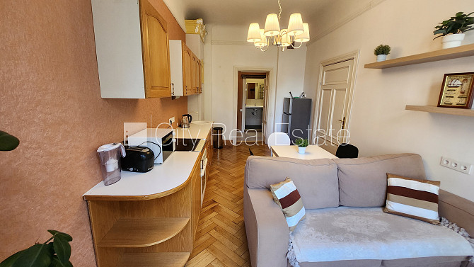 Fasādes māja, renovēta māja, vieta automašīnai, ieeja no pagalma, kāpņu telpa pēc Rīga - foto 15