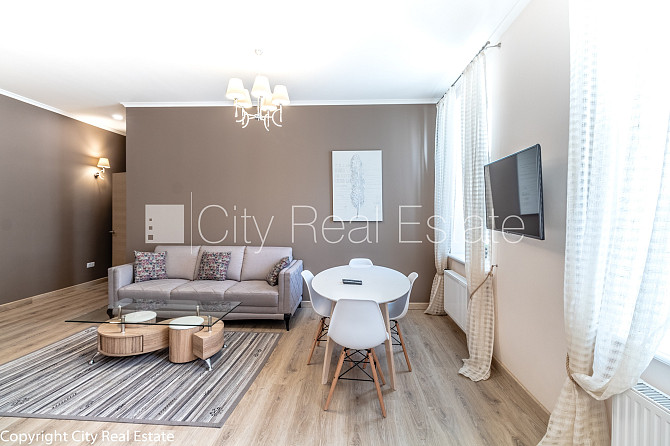 Fasādes māja, renovēta māja, logi vērsti uz ielas pusi, istabas izolētas, studio tipa, Rīga - foto 1