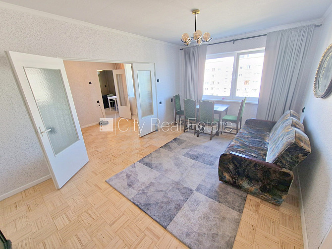 Pagalma ēka, ieeja no pagalma, divas lodžijas, logi vērsti mājas abās pusēs, plašs skats no Rīga - foto 2