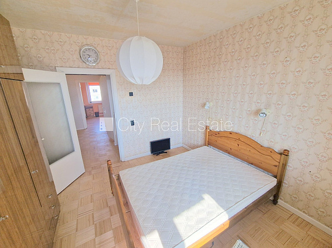 Pagalma ēka, ieeja no pagalma, divas lodžijas, logi vērsti mājas abās pusēs, plašs skats no Rīga - foto 19