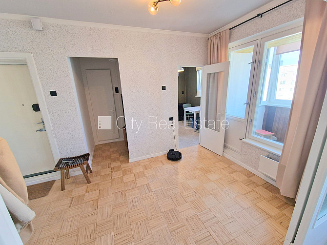 Pagalma ēka, ieeja no pagalma, divas lodžijas, logi vērsti mājas abās pusēs, plašs skats no Rīga - foto 7