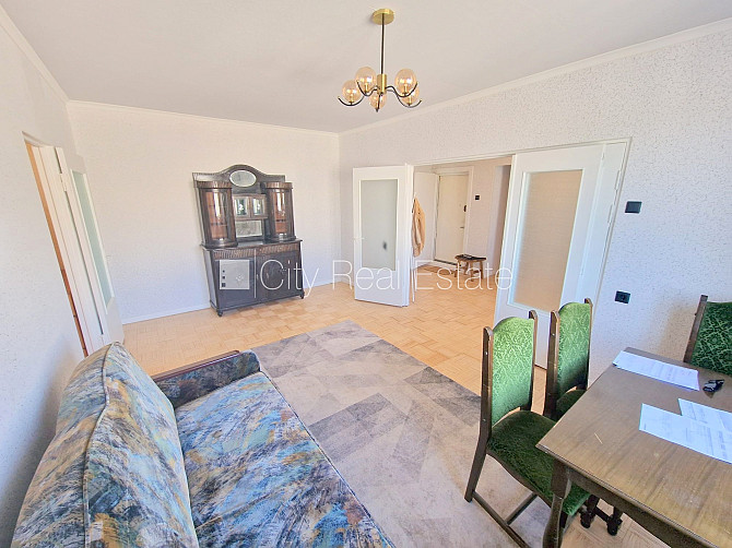 Pagalma ēka, ieeja no pagalma, divas lodžijas, logi vērsti mājas abās pusēs, plašs skats no Rīga - foto 1