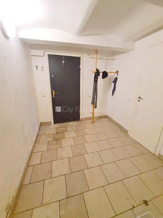 Fasādes māja, renovēta māja, ieeja no pagalma, puspagrabs, logi vērsti uz ielas pusi, Rīga - foto 16