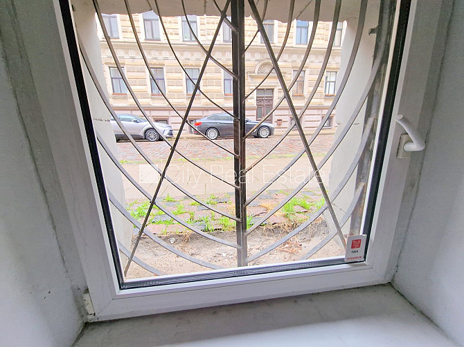 Fasādes māja, renovēta māja, ieeja no pagalma, puspagrabs, logi vērsti uz ielas pusi, Rīga - foto 8