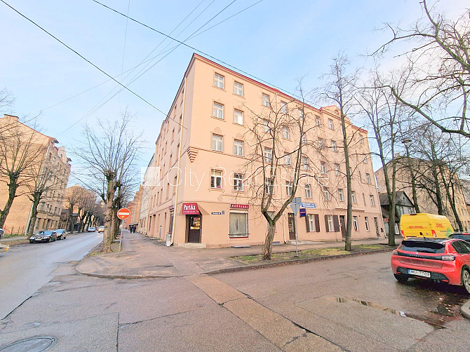 Fasādes māja, ieeja no ielas, kāpņu telpa pēc kosmētiskā remonta, logi vērsti uz ielas Rīga - foto 19