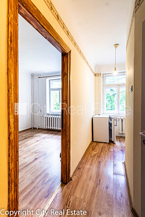 Fasādes māja, ieeja no ielas, kāpņu telpa pēc kosmētiskā remonta, logi vērsti uz ielas Rīga - foto 8