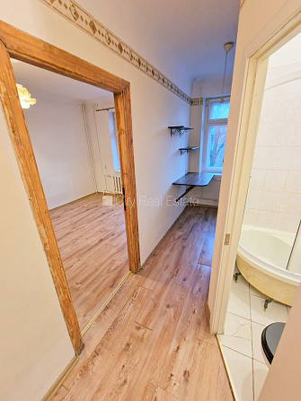 Fasādes māja, ieeja no ielas, kāpņu telpa pēc kosmētiskā remonta, logi vērsti uz ielas Rīga - foto 12