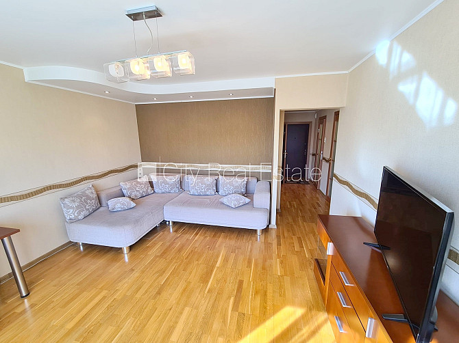 Fasādes māja, ieeja no pagalma, kāpņu telpa pēc kosmētiskā remonta, logi vērsti uz pagalma Rīga - foto 6