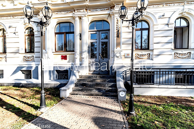 Zeme īpašumā, fasādes māja, renovēta māja, labiekārtots apzaļumots pagalms, slēgts Rīga - foto 1