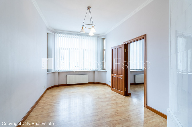 Fasādes māja, viena kvadrātmetra apsaimniekošanas maksa mēnesī  0,43 EUR, ieeja no ielas un Rīga - foto 2