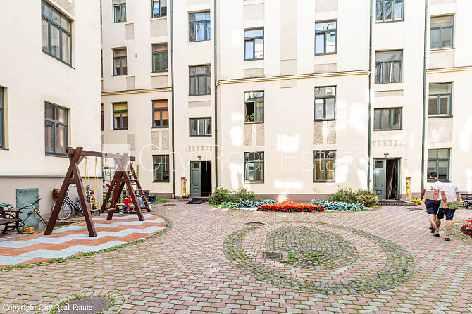 Pagalma ēka, renovēta māja, labiekārtots apzaļumots pagalms, slēgts pagalms, iežogota Rīga - foto 20