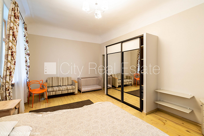 Pagalma ēka, renovēta māja, labiekārtots apzaļumots pagalms, slēgts pagalms, iežogota Rīga - foto 7