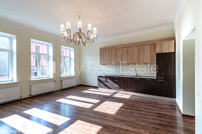 Fasādes māja, slēgts pagalms, ieeja no pagalma, kāpņu telpa pēc kosmētiskā remonta, logi Rīga - foto 3