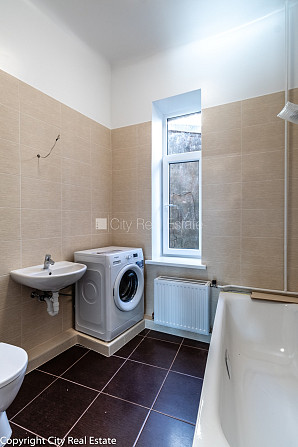 Fasādes māja, slēgts pagalms, ieeja no pagalma, kāpņu telpa pēc kosmētiskā remonta, logi Rīga - foto 13