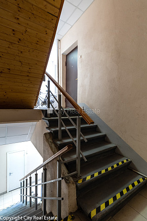 Fasādes māja, slēgts pagalms, ieeja no pagalma, kāpņu telpa pēc kosmētiskā remonta, logi Rīga - foto 17