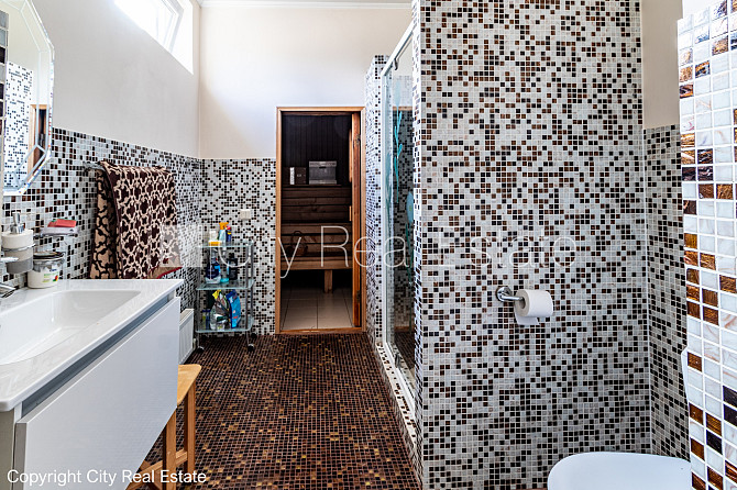 Zeme īpašumā, privātmāja, renovēta māja, labiekārtots apzaļumots pagalms, bruģēts Rīga - foto 11