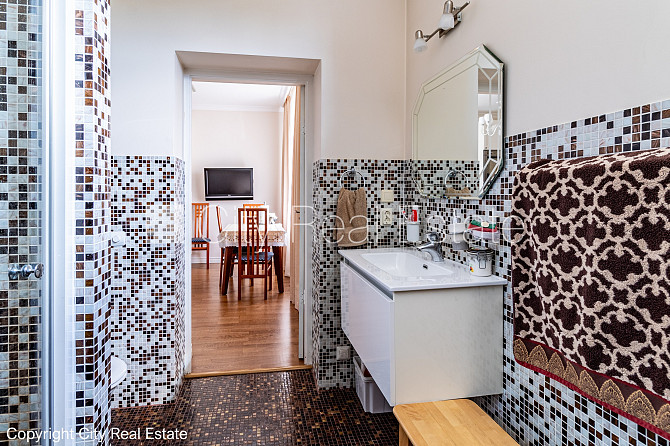 Zeme īpašumā, privātmāja, renovēta māja, labiekārtots apzaļumots pagalms, bruģēts Rīga - foto 12