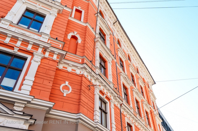 Iegādei pieejams studio tipa dzīvoklis renovēta ēka pašā Rīgas centrā.  Šī ir lieliska Rīga - foto 1