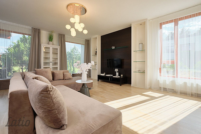 Izīrē tikko pilnībā atjaunotu un renovētu privātmāju Piņķos privātmāju rajonā.
Mājas Rīgas rajons - foto 3