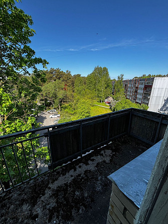 Pārdod mājīgu, gaišu un klusu divistabu dzīvokli Jūrmalā, Kauguros. Logi vērsti uz divām Jūrmala - foto 2
