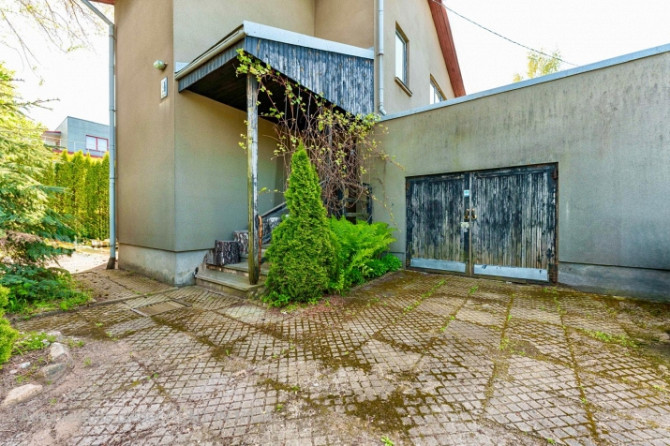 Plaša privātmāja ar dārzu netālu no stacijas 