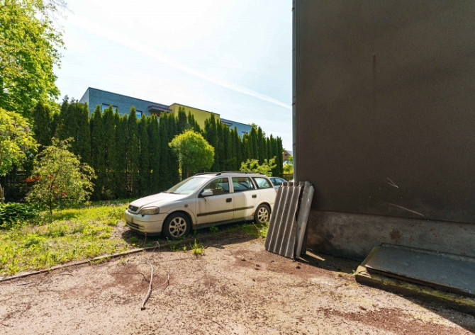 Plaša privātmāja ar dārzu netālu no stacijas 